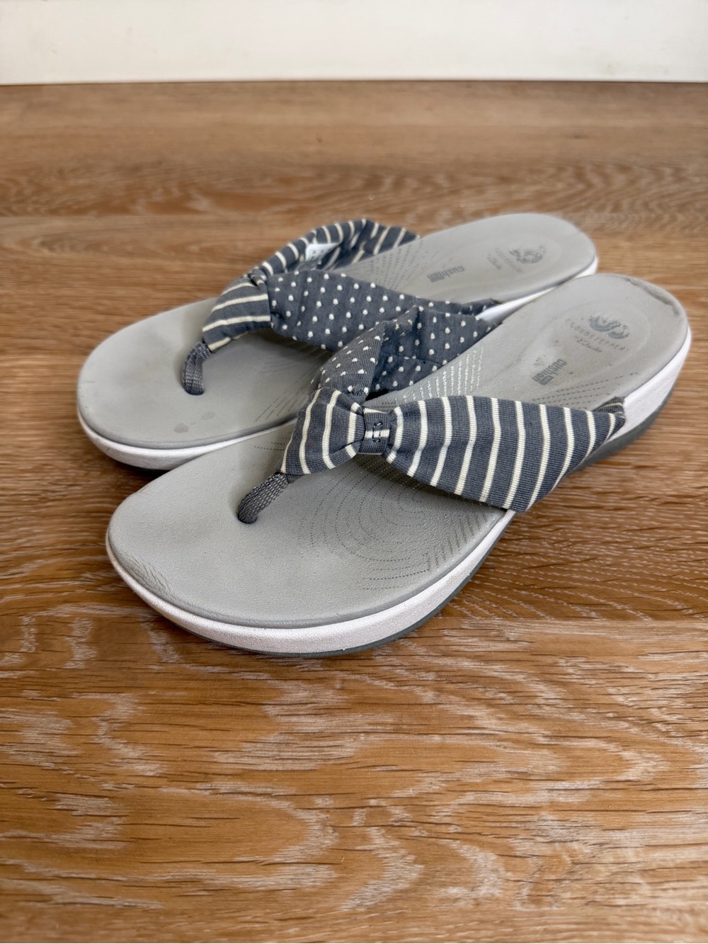 Clarks CloudSteppers Arla Gilson Gray Stripe Slip On Flip Flops, Size 8